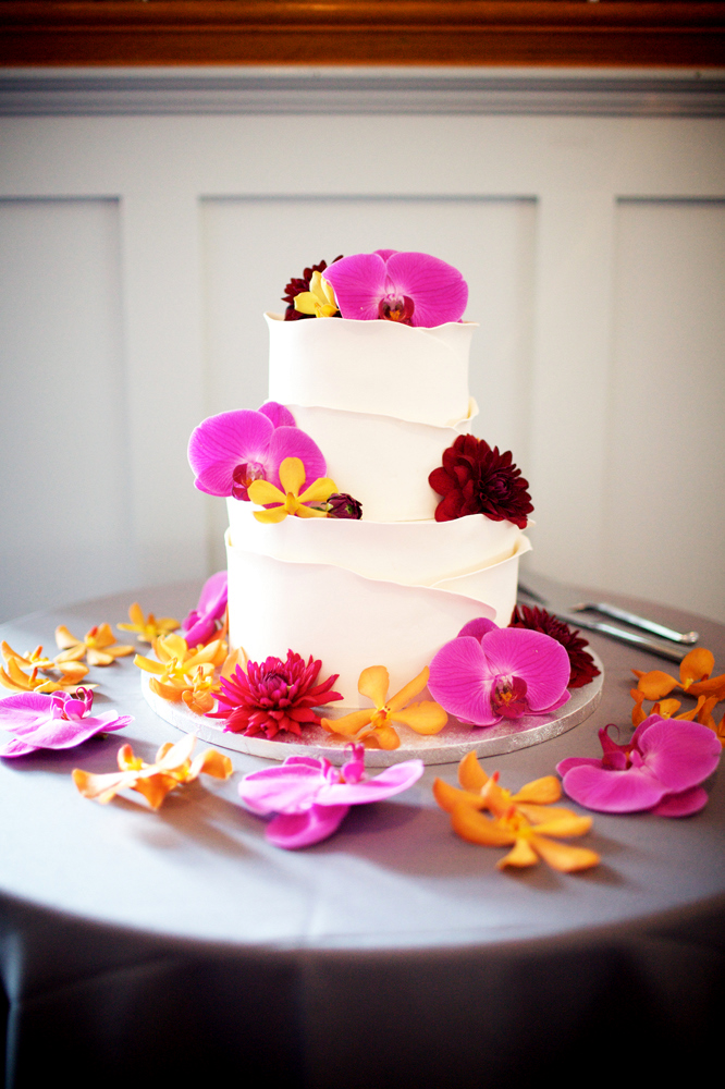 Flowers are always a simple and elegant way to decorate your wedding cake 