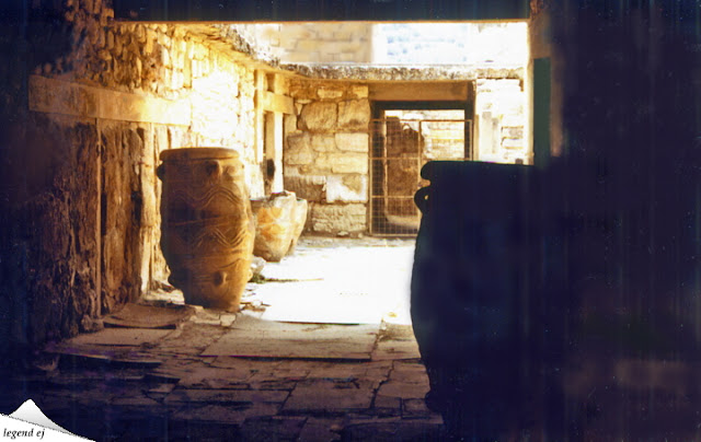 ミノア文明・クノッソス宮殿遺跡・貯蔵庫群の通廊 Corridor of West-Magazines/Stores, Knossos Palace／©legend ej