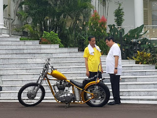 Agen Poker Terpercaya - Kaus Kuning Jokowi Saat Joging Bareng Airlangga Bahas Cawapres