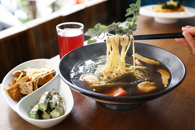 享食齋蔬食-南昌店~桃園南崁素食、藍色貨櫃屋素食餐廳