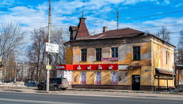 вид на здание с башенкой