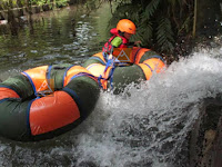 Bermain tubing di sungai Gebang Yogyakarta 