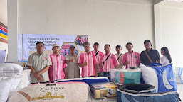 Kenakan Baju Motif Kasur, Asurban Tampil Unik di Pameran Produk Lokal Rest Area Pasuruan