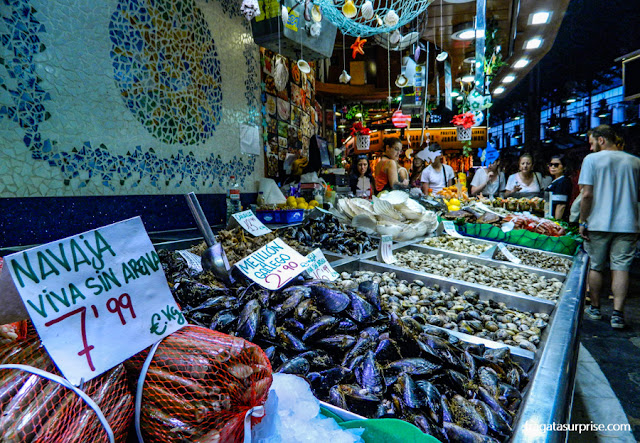 Barraca de frutos do mar no Mercado da Boqueria, Barcelona