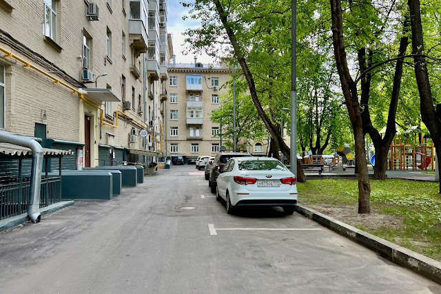 улица Острякова, дворы, жилой дом 1954 года постройки