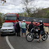 Caminhão com soja tomba e bloqueia estrada no Ceará