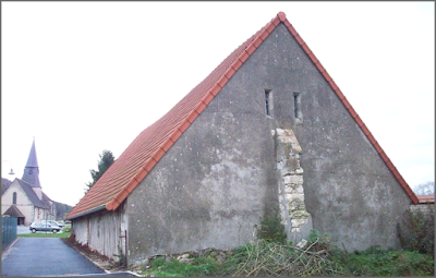 Romilly/Andelle - La grange dîmière avec en arrière-plan  l'église Saint Georges