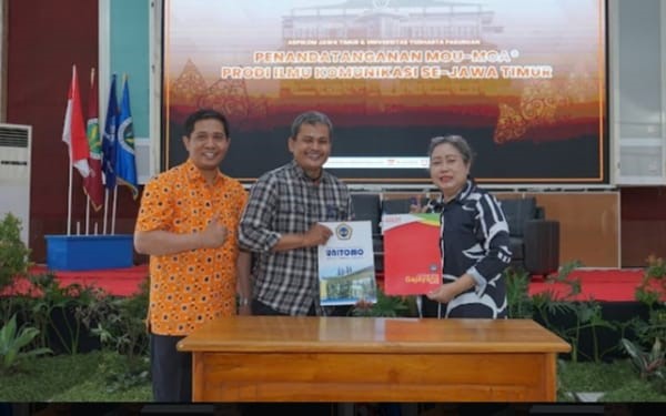 Penandatanganan MoU Ikom Uniga dengan Ikom Unitomo Surabaya
