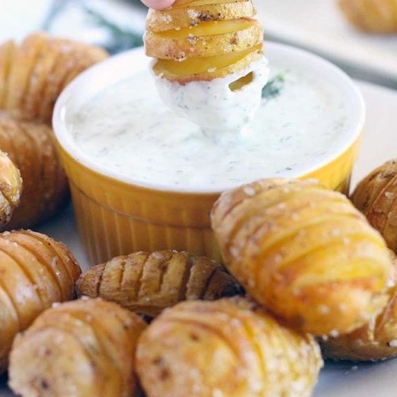 MINI HASSELBACK POTATOES WITH CREAMY DILL DIP #ThanksgivingMeal #dinnerparty