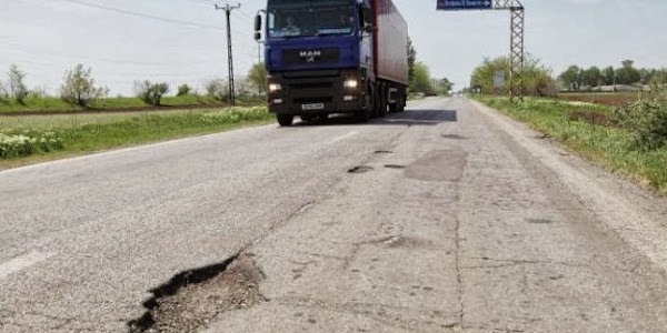 Ore de coşmar pentru şoferii care au drum pe DN 56 Craiova- Calafat