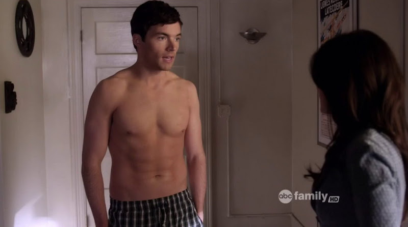  Ian Harding Shirtless in Pretty Little Liars s2e01