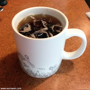 Taza de café americano con hielo