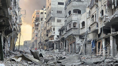 Um veículo da Cozinha Central Mundial em Deir al Balah, Gaza, que foi danificado em um ataque israelense que matou sete trabalhadores humanitários esta semana.Crédito...