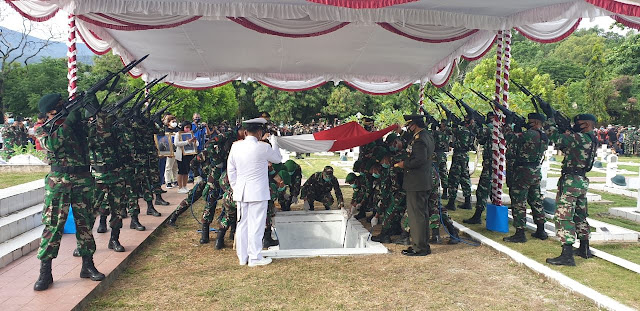 Ali Hamdan Bogra Pimpin Upacara Pemakaman Herman Asaribab di TMP Kusuma Trikora