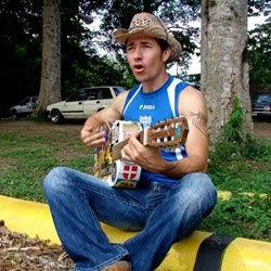 Polache Tocando La Guitarra