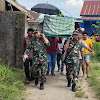 INILAH Kepedulian Babinsa Terhadap Warga Binaannya Yang Meninggal Dunia, Mengangkat Keranda Mayat Kepemakaman Umum 