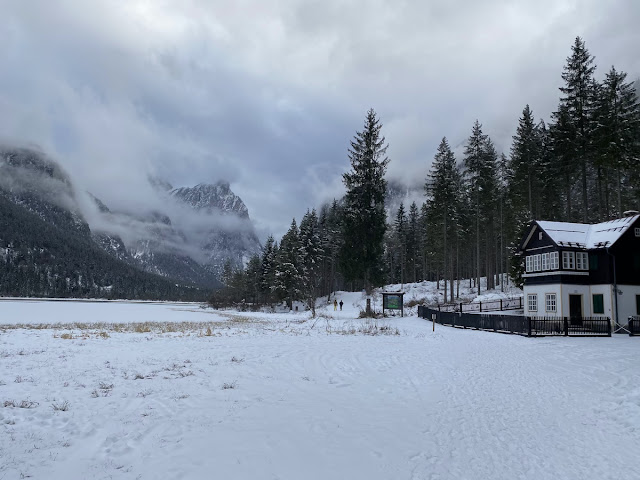 Lago di Dobbiaco con la neve