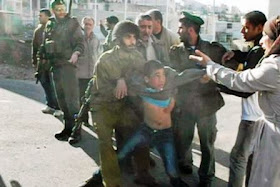 menino palestino é cercado e preso por soldados israelenses