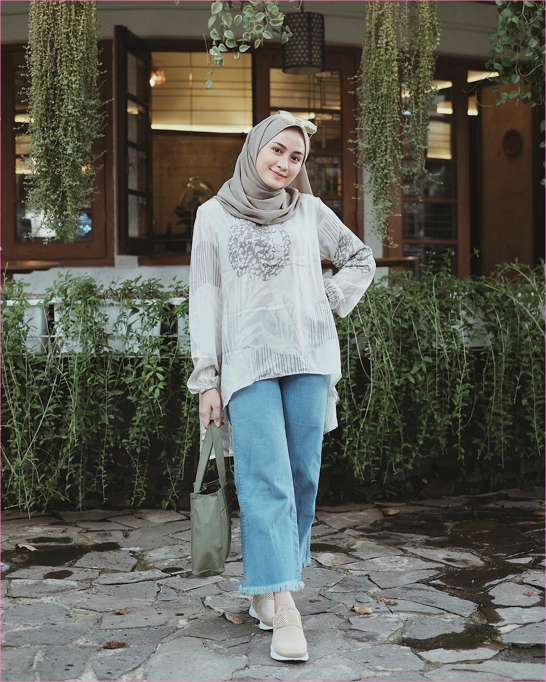 40 Setelan Model Hijab Casual Untuk Kuliah Ala Selebgram 