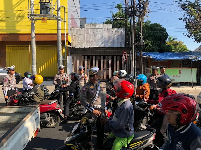 Operasi Patuh Semeru 2024, Polisi Kota Blitar Beri Bunga dan Coklat Bagi Pengendara Tertib