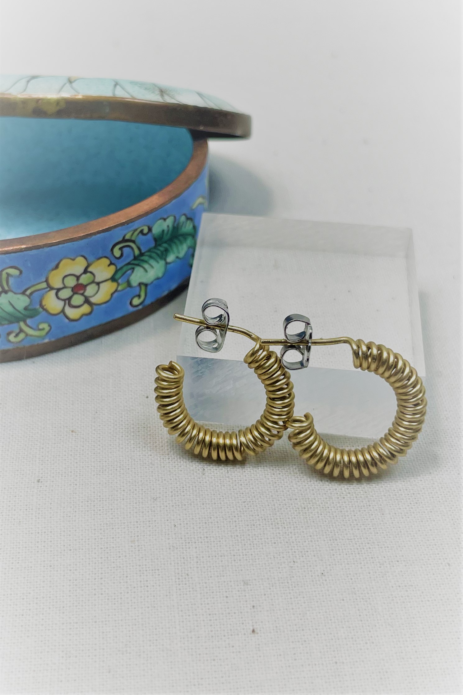 Lisa Yang Jewelry : DIY Small Coiled Wire Hoop Earrings (Huggie Hoops)