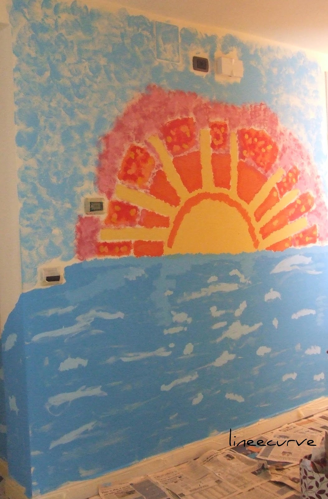 Un grande immenso tramonto sul mare e a seguire una parete intera di disegni astratti multicolori bellissimi