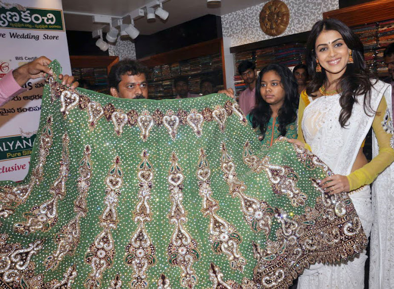 Genelia cute at the launch of Kalyanakanchi Wedding Centre leaked images