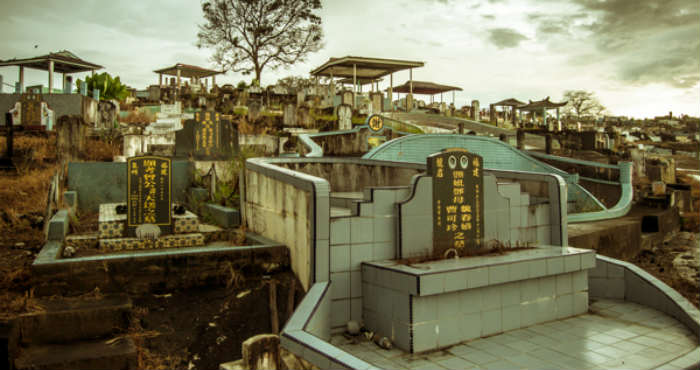 Mengerikan, Kuntilanak Muncul di Kuburan Cina