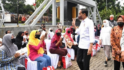 Nahloh..! Jokowi Tertangkap Kamera Tunjukkan Gestur 3 Jari di Magelang