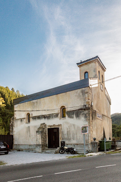 Home tour  une église rénovée en habitation en Espagne