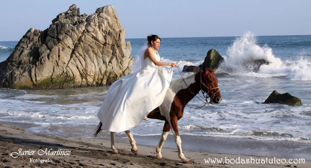 Boda en playa, Trash The Dress con caballos, Bodas Huatulco, Beach Wedding.