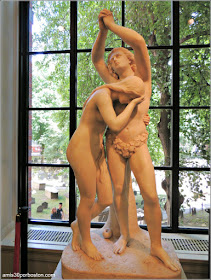 Escultura de Adán y Eva