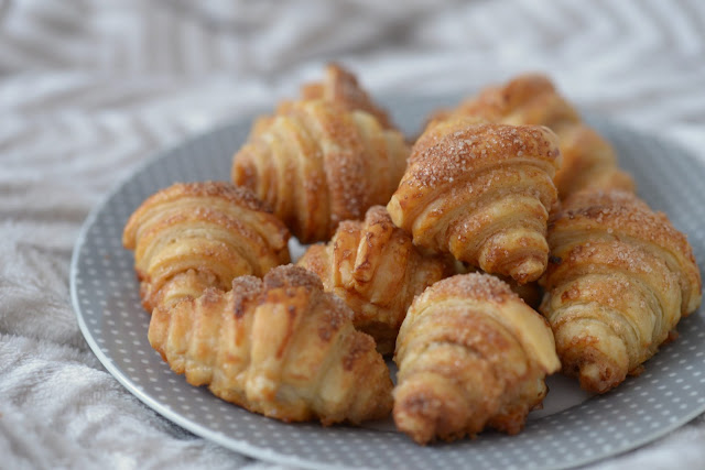 zucker, zimt, kipferl, zimtzucker, kipferl, kipferl und krapferl, blog, foodblogger, backen, rezept, backrezept, baking, blogging, foodie, lecker, yummy, simply yummy, sweet paul, baking, hörnchen, croissant, food, recipe 