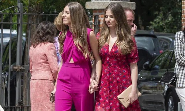Infanta Sofia wore a Petunia fuchsia jumpsuit by Cayro. Princess Leonor wore a Rosary flower dress by Polin Et Moi