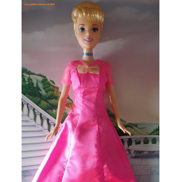 Poupée Barbie Disney : Cendrillon habillée d'une robe rose de Barbie.