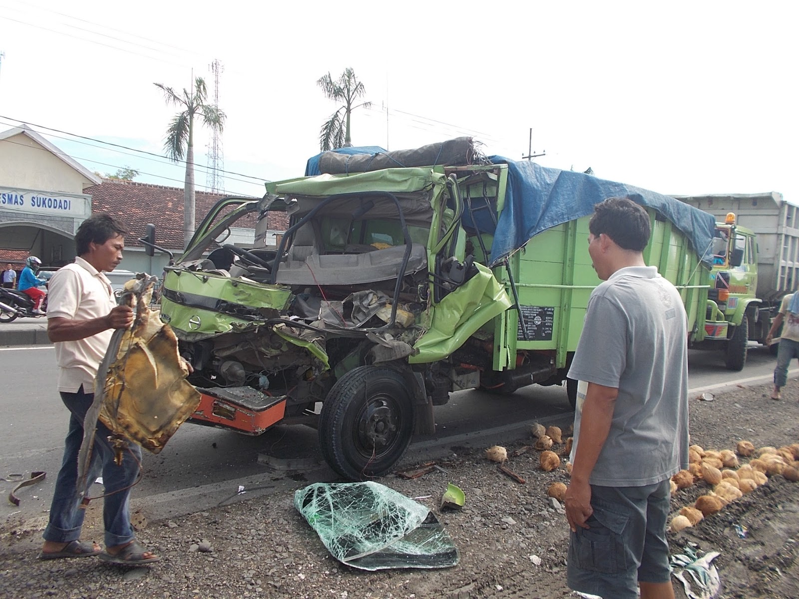 Hindari Mobil Ngebut, Truk Muatan Kelapa Seruduk Truk 