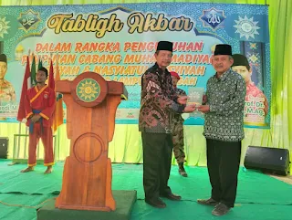 Ketua PWM (Pimpinan Wilayah Muhammadiyah) Lampung, memberikan penghargaan berupa sebuah buku kepada Ketua MWCNU (Majelis Wakil Cabang Nahdlatul Ulama) Sendang Agung kabupaten Lampung tengah.