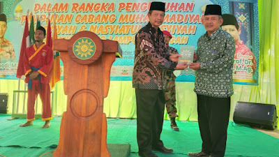 Ketua PW Muhammadiyah Lampung Berikan Penghargaan kepada Ketua MWCNU Sendang Agung