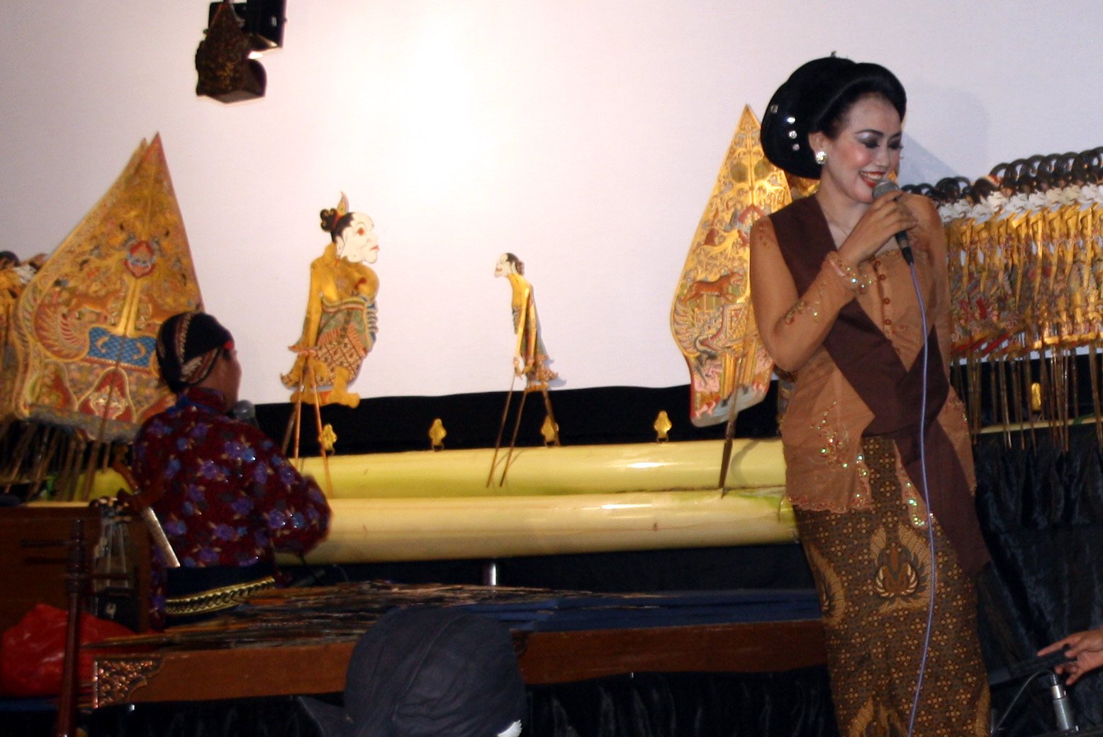 Seni Budaya Daerah Sinden Waranggana Wayang Kulit