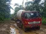 Backhoe Bantu Truk Molen Lewati Jalan Berlumpur di Lokasi TMMD 