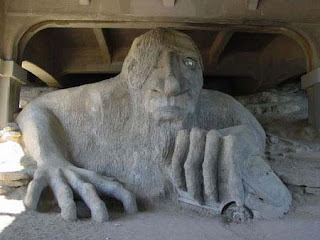 patung unik fremont troll