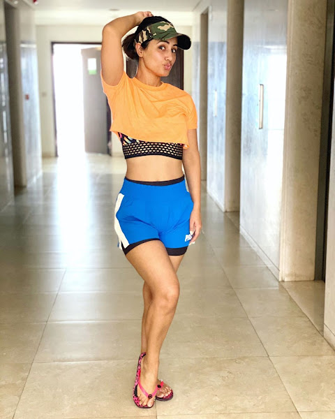 Hina Khan shorts sexy legs