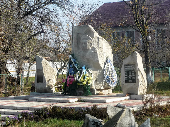 Тяпче. Памятник Николаю Корпану и погибшим землякам