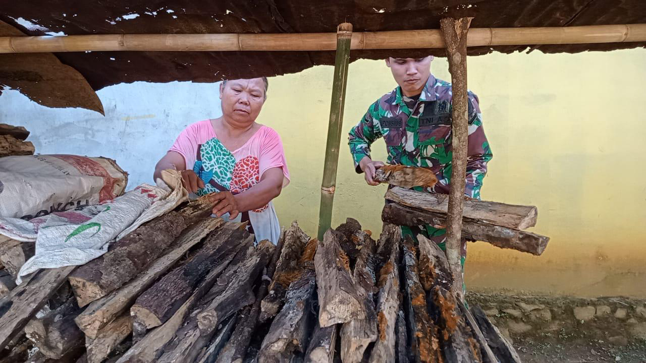 Satgas TMMD Regtas Ke 111 Kodim 1202/Skw Membantu Warga Mengangkat Kayu Bakar.