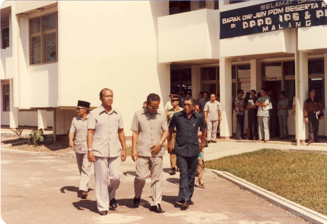 Didampingi Drs. Masrukan, Kepala PPPG IPS dan PMP Malang, Prof. Darji Darmodiharjo meninjau kembali lokasi PPPG IPS dan PMP.