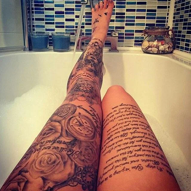 chica en la bañera con la pierna estirada vemos tatuajes de rosas tatuajes de frases y tatuajes de brujula en la pierna
