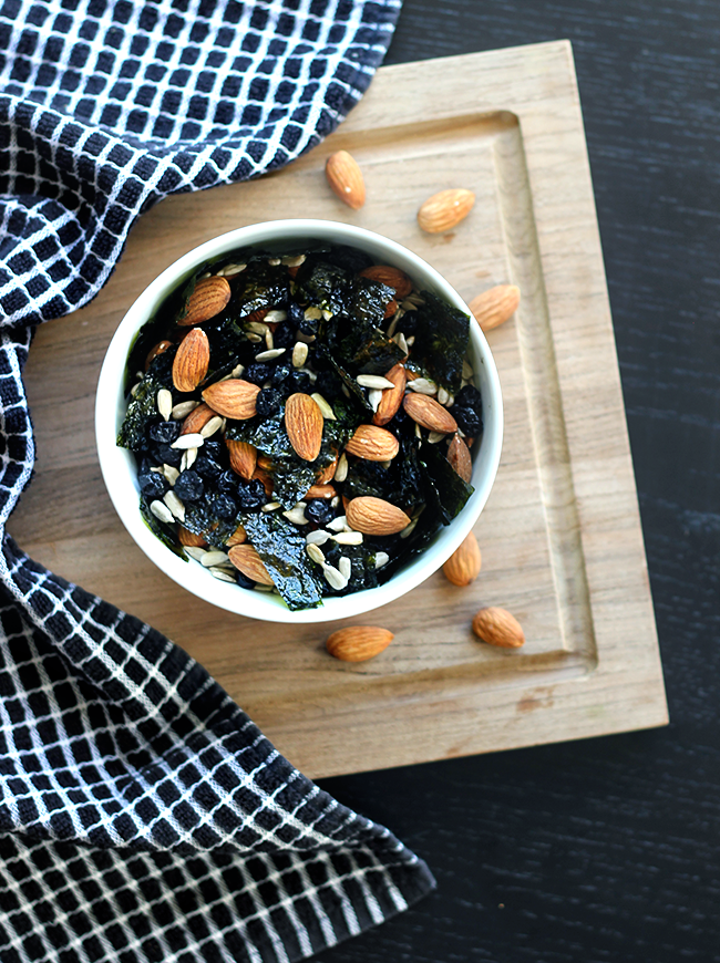 SEAWEED AND ALMOND TRAIL MIX