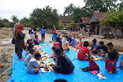 Relawan Makan Bersama Korban Banjir Bandang di Lutra