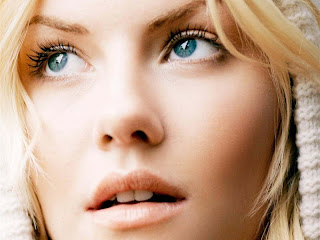 Elisha Cuthbert have a beautiful face