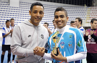  O jogador Leozinho, do São Pedro, recebeu o troféu de artilheiro